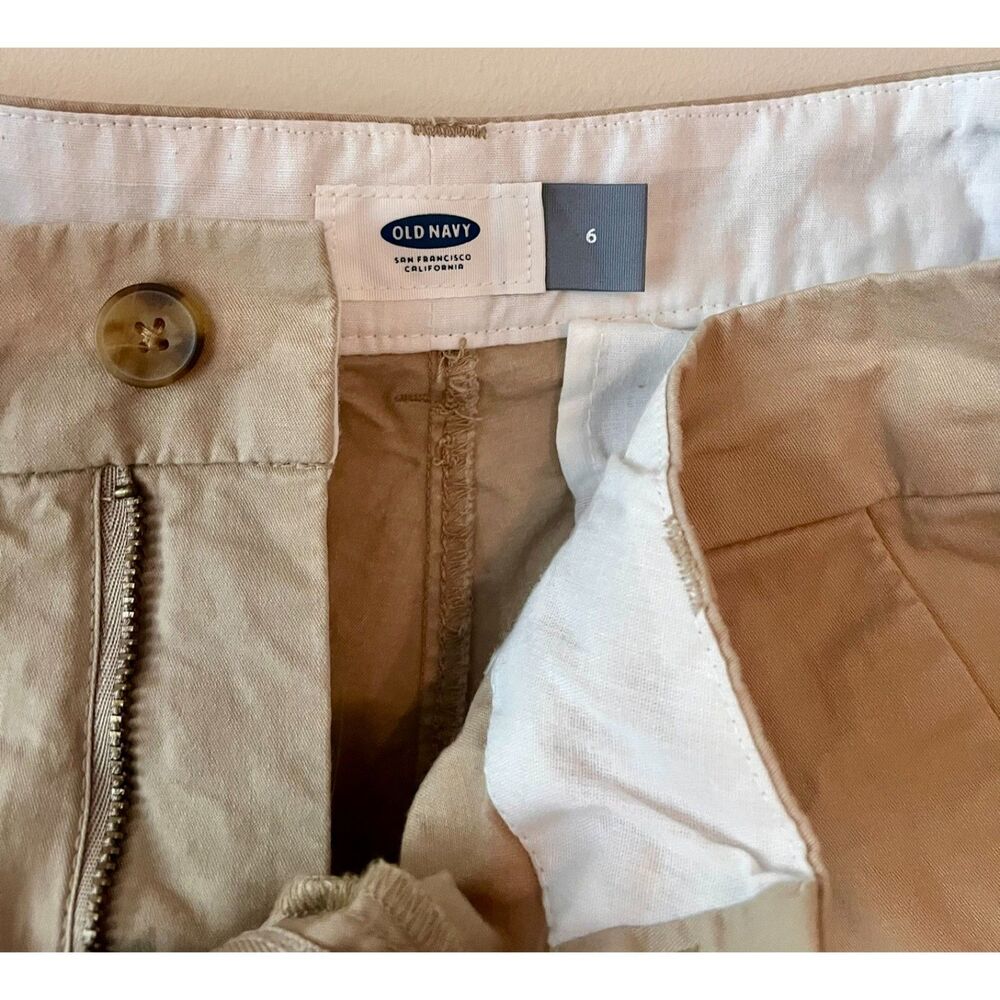 Old Navy Khaki Chino Shorts Womens Size 6 Button Fly Mid Rise 5" Inseam